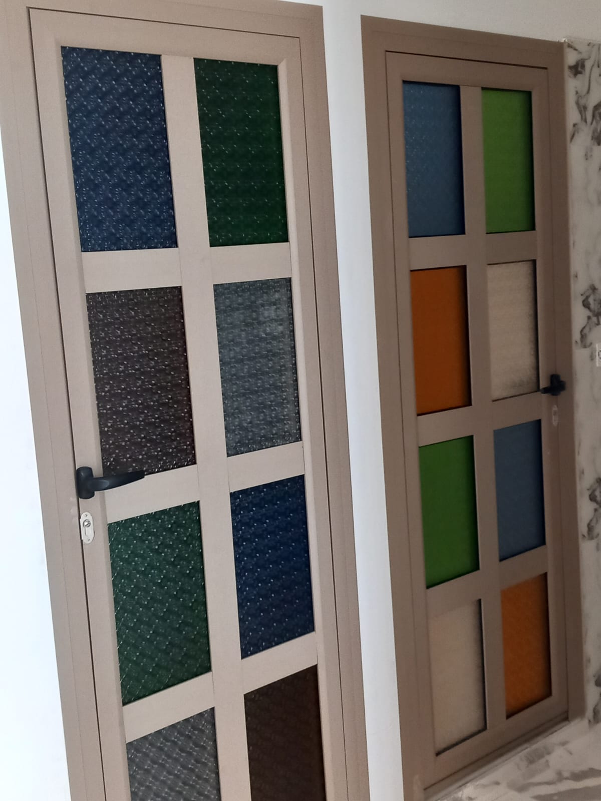 Portes intérieures en aluminium avec panneaux de verre coloré — réalisées par Jouissance